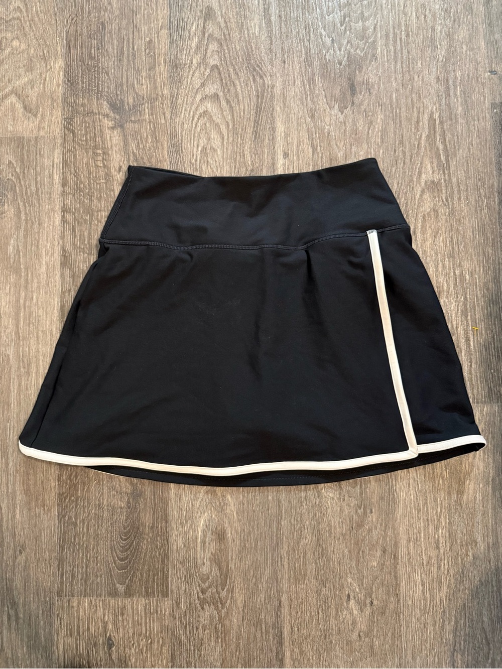 Abercrombie & Fitch YPB sculptLUX Lined Wrap Skort - Black with White Trim - Picture 2 of 2